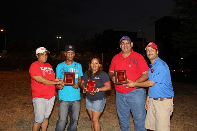 Sonia Hernández, (izq.) y Tony Carasco, (der.), directivos de la Caribe Beisbol Little League, distinguen a Antonio Lantigua, Ana María Núñez y Ariel Vásquez.